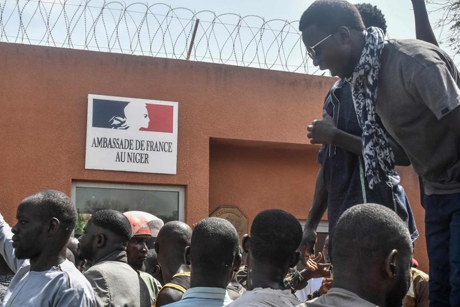 Protesters Waving Russian Flags Assault French Embassy in Niger