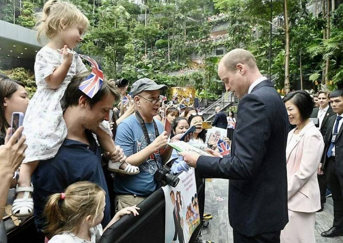 Plethora Crowds Cheer Britons HRH Prince William in Singapore